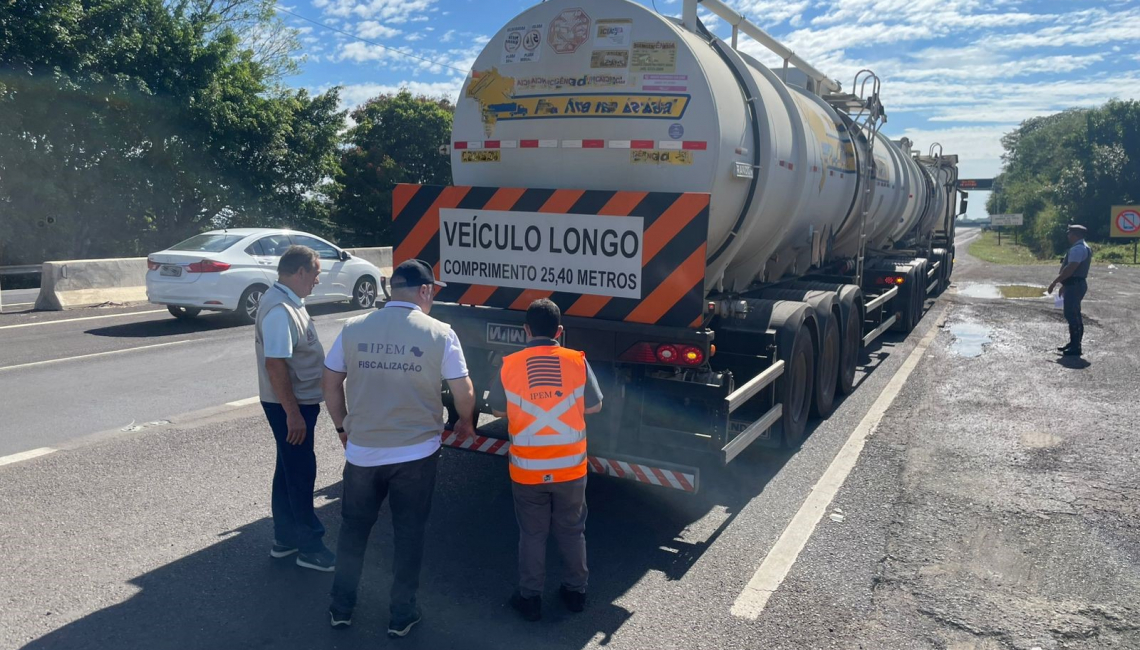 Em Marília, Ipem-SP fiscaliza veículos que transportam produtos perigosos e cronotacógrafos em ação do Maio Amarelo